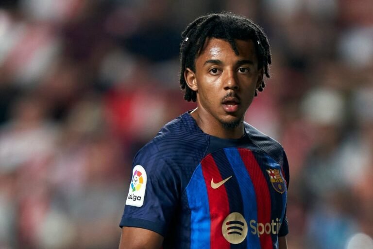 Koundé nega que tenha pedido para deixar o Barcelona