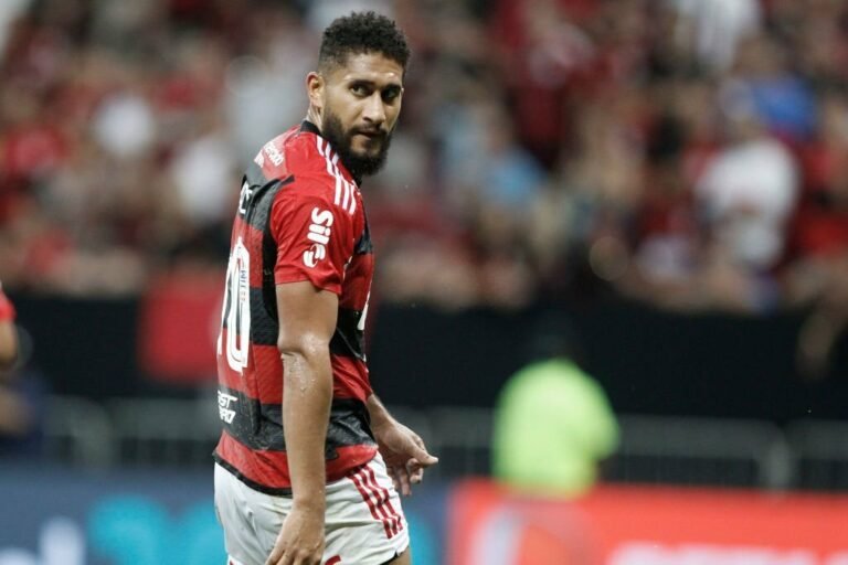 Flamengo coloca Pablo no mercado e Corinthians abre negociações pelo zagueiro