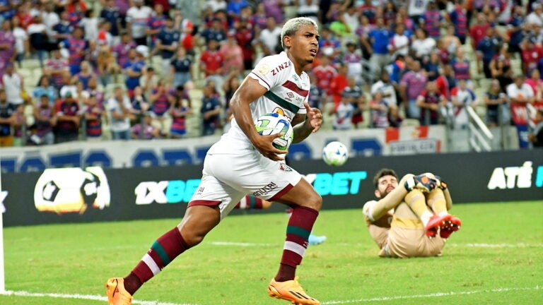 Vivendo boa fase no Fluminense, diretoria muda discurso sobre John Kennedy