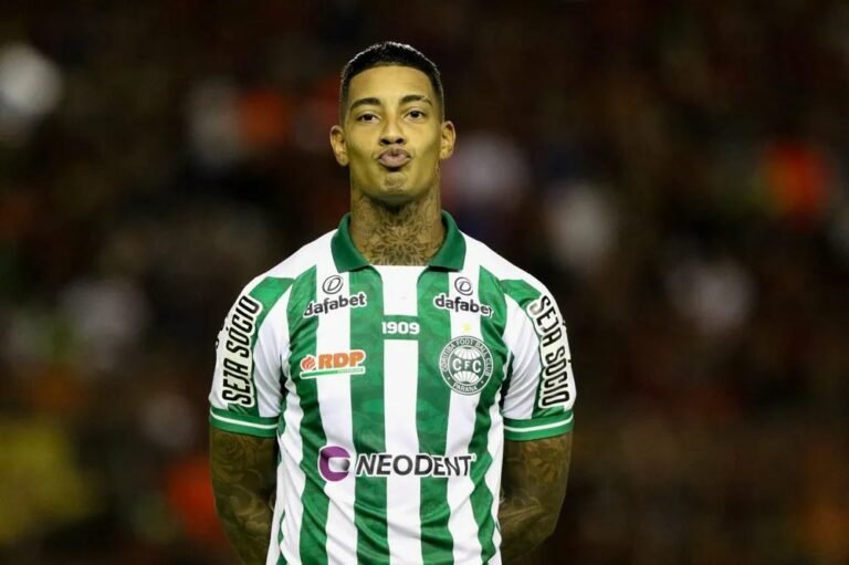 Coritiba rescindirá contrato de jogador citado em esquema de apostas