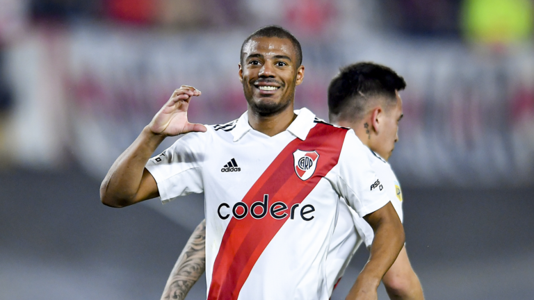 Flamengo inicia conversas para ter De La Cruz, do River Plate