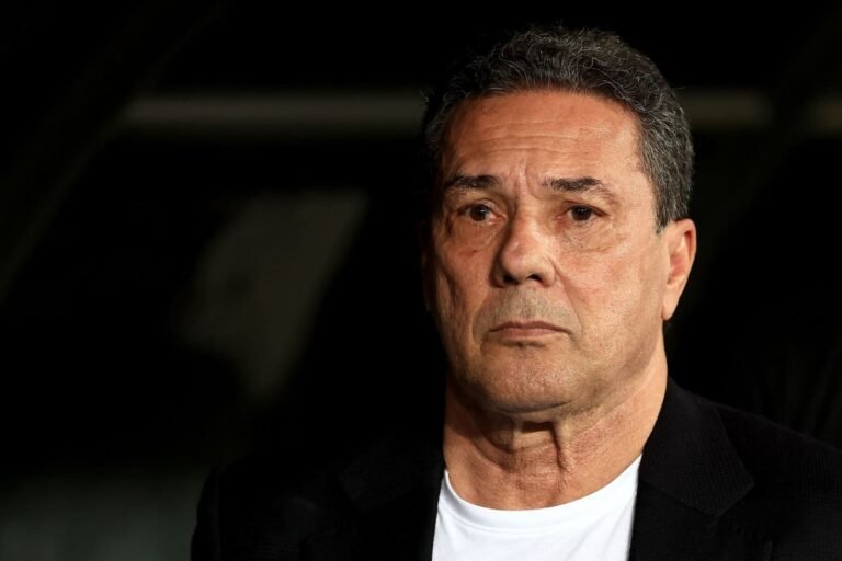 Diretoria do Corinthians se reúne com Luxemburgo e garante respaldo