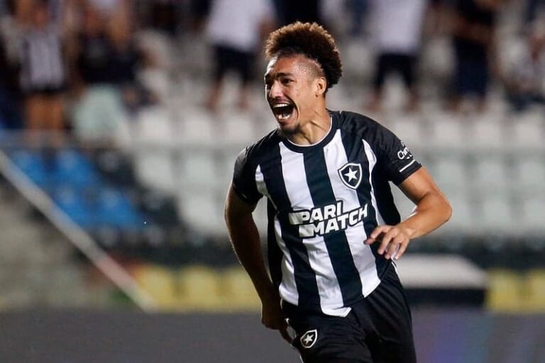 Adryelson mira Seleção Brasileira, mas prioriza títulos pelo Botafogo: “Queremos chegar sempre”