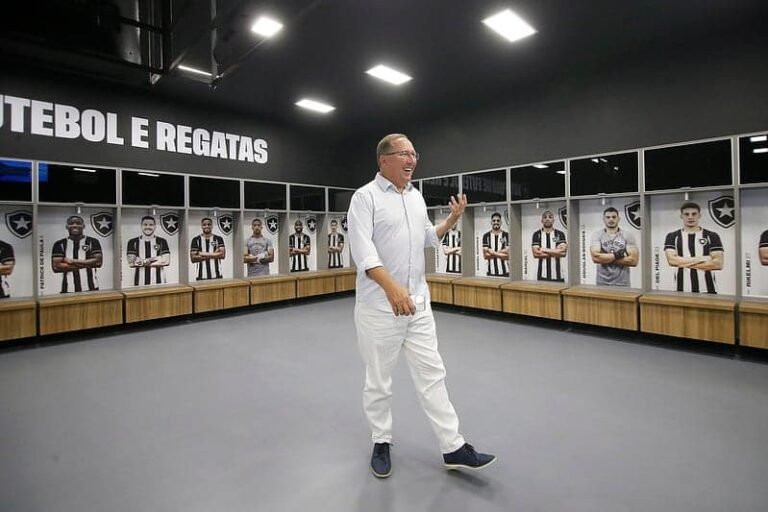 John Textor celebra vitória do Botafogo e se mostra orgulhoso do clube carioca