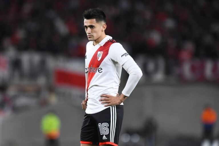 Corinthians está interessado em promessa do River Plate, diz jornalista