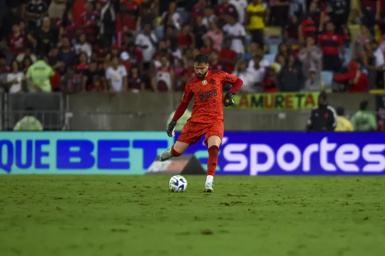 Flamengo encaminha renovação do goleiro Matheus Cunha