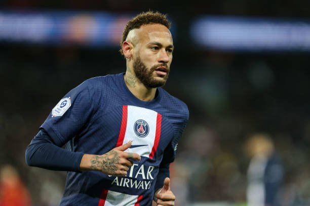 Neymar deixa o Brasil e anima PSG com recuperação