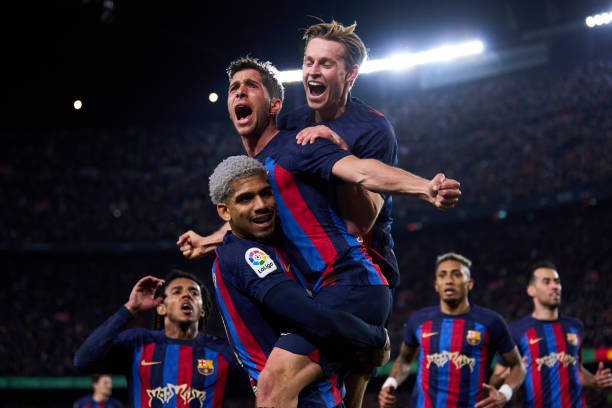 Manchester United estuda investir ‘bolada’ para comprar dupla do Barcelona, afirma jornal