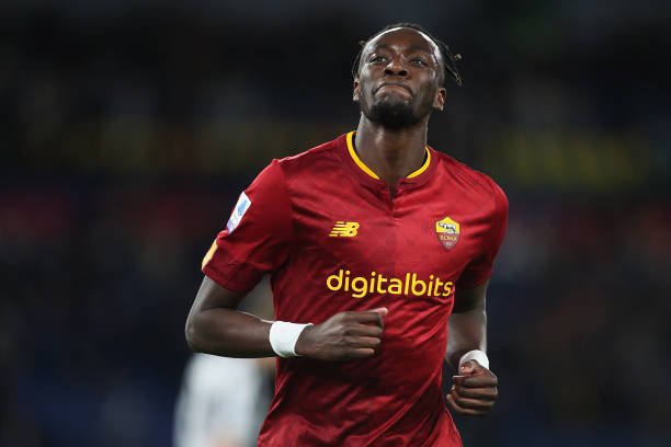 Manchester United e PSG monitoram destaque da Roma