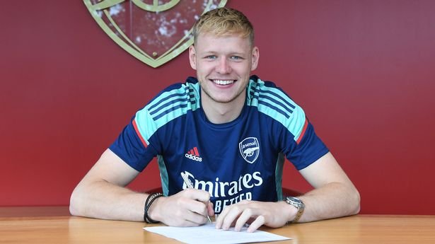 Em postagem emocionante, Ramsdale comemora renovação e se declara ao Arsenal