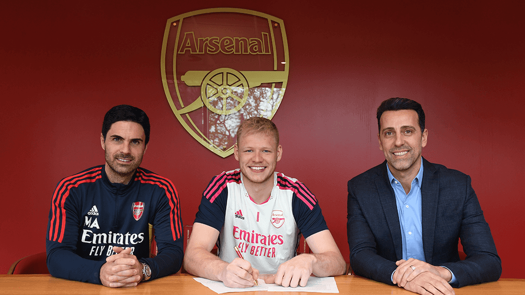 Aaron Ramsdale renova com o Arsenal