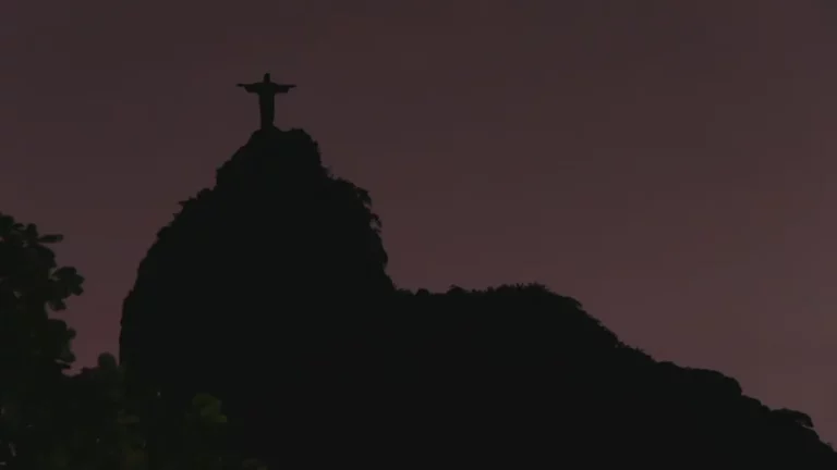 Cristo Redentor apaga as luzes em solidariedade a Vini Jr, vítima de racismo