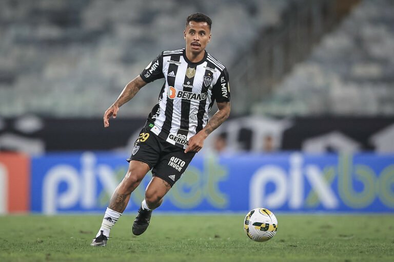 Coudet e Rodrigo Caetano foram contra a venda de Allan, afirma jornalista