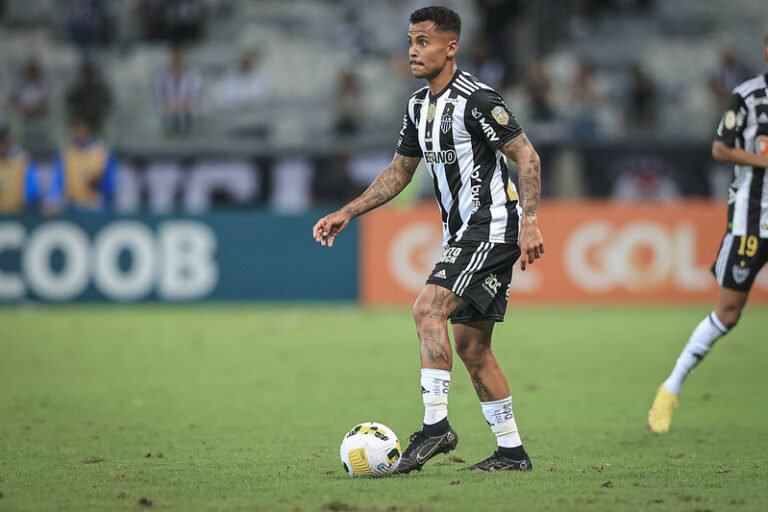 Atlético-MG faz exigência e vive impasse em negociações com Flamengo por Allan