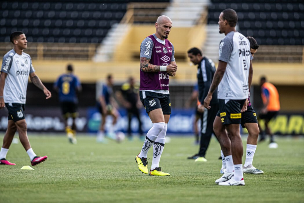 Após a rescisão com o zagueiro Maicon, o Santos pode negociar outros jogadores.