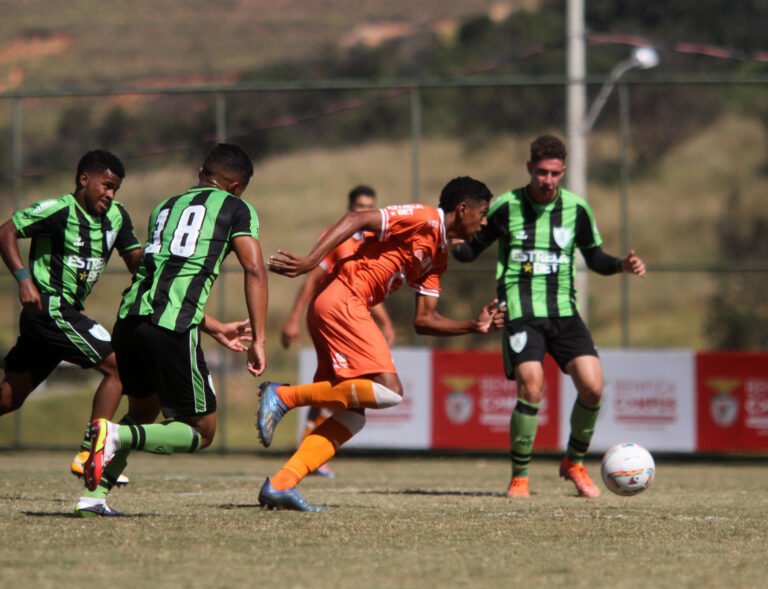 Galo? Cruzeiro? Que nada! Clube desbanca gigantes e é líder do Mineiro Sub-20