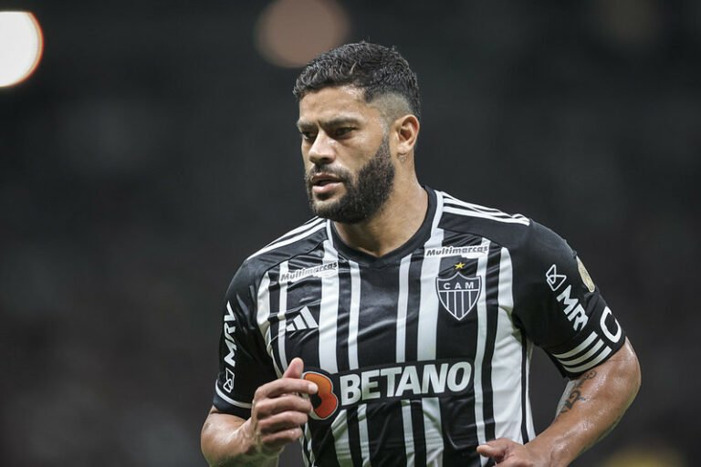 Hulk comenta sobre ter começado na reserva e critica baixo desempenho da equipe em eliminação