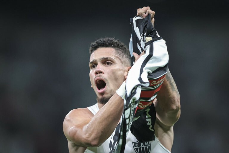 Paulinho relembra final da Libertadores 2008 e estreia pelo Vasco na edição 2018 do torneio continental