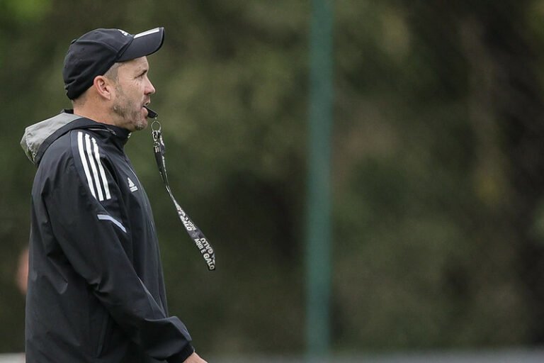 Torcida Organizada do Atlético faz protestos na Cidade do Galo e exige saída de Coudet