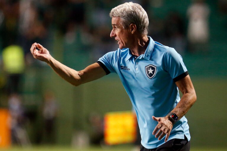 Cristiano Ronaldo faz força para que Luís Castro seja o técnico do Al-Nassr, diz jornalista