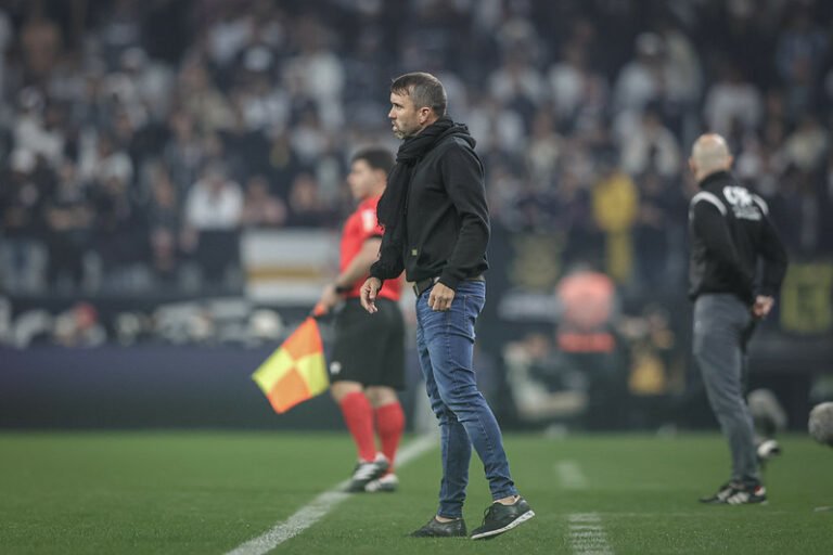 Coudet explica alterações no time, classifica eliminação como ‘doída’ e pede desculpas à torcida