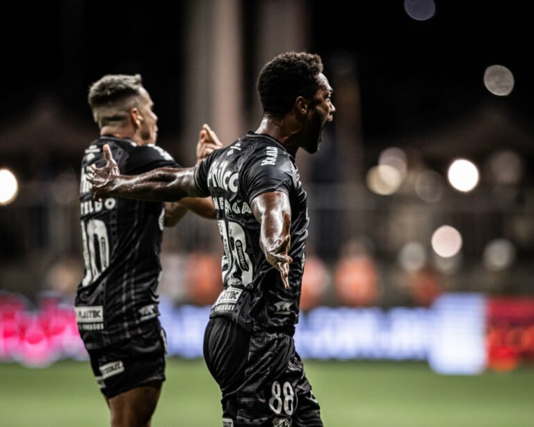 O atacante Bruno Mezenga sofreu atos de racismo.