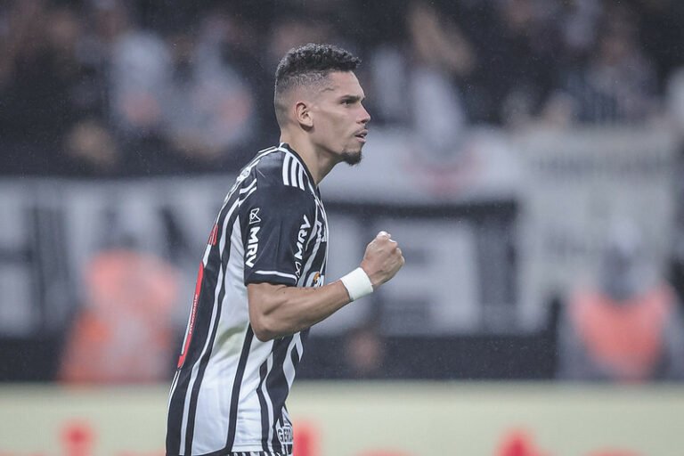 As vésperas do Clássico Mineiro, Paulinho demonstra apoio a Eduardo Coudet no Atlético