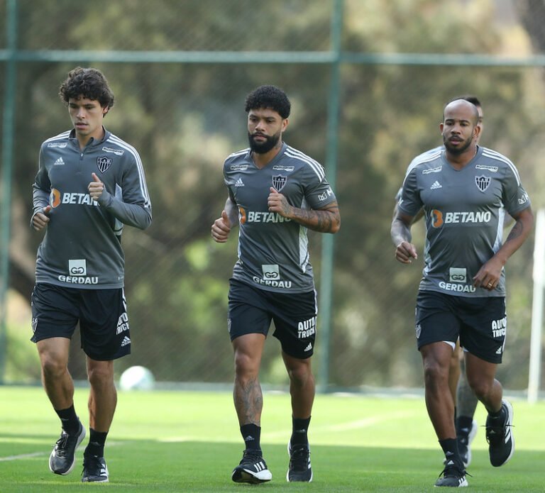 Eduardo Coudet revela ausência de jogadores por desgastes físicos após jogo com Palmeiras