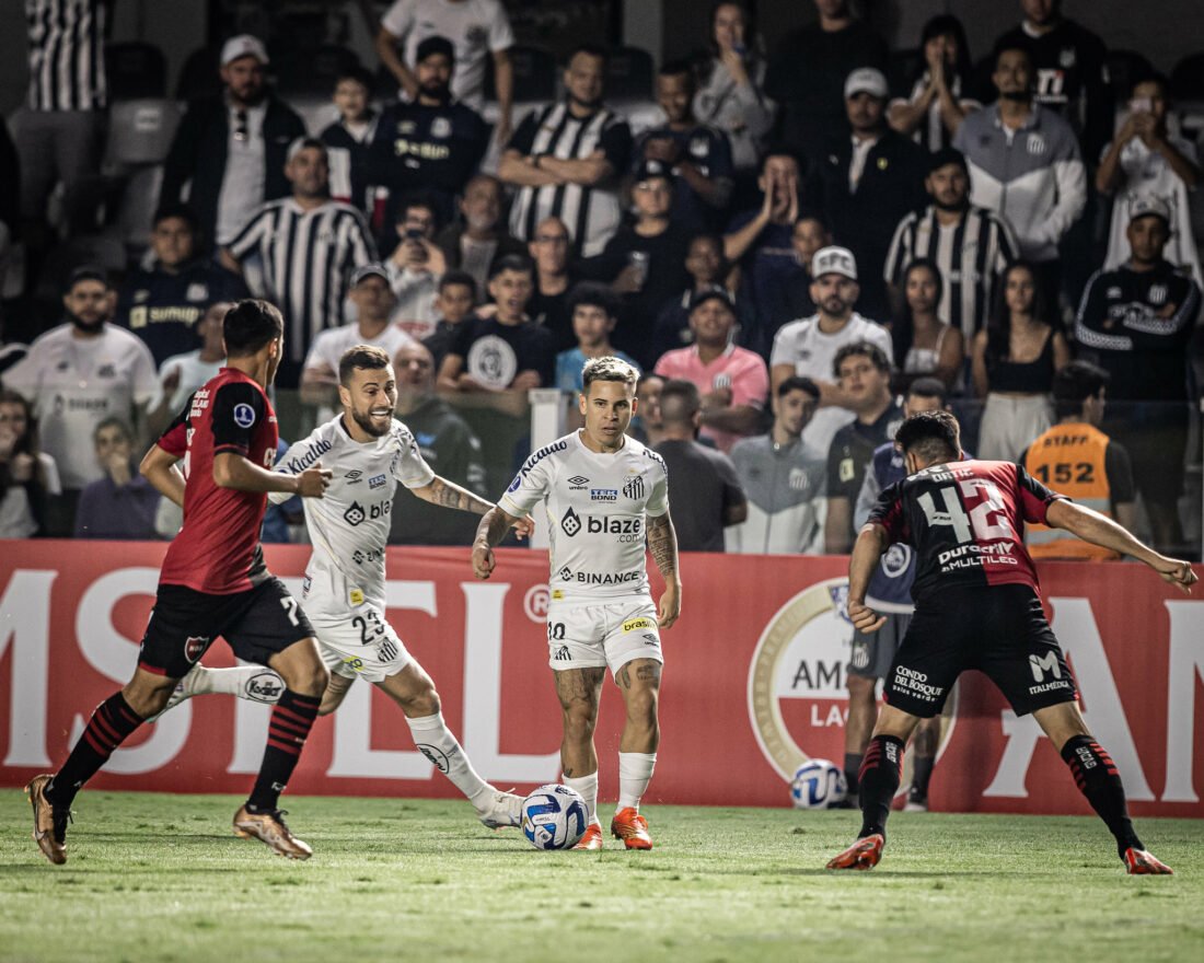 A eliminação irritou os torcedores que protestaram na Vila Belmiro.