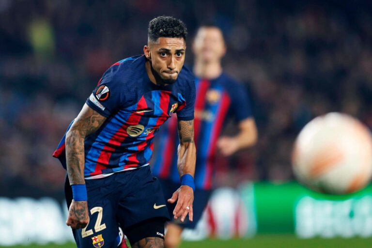 Raphinha confirma permanência no Barcelona: “Estou confortável aqui”