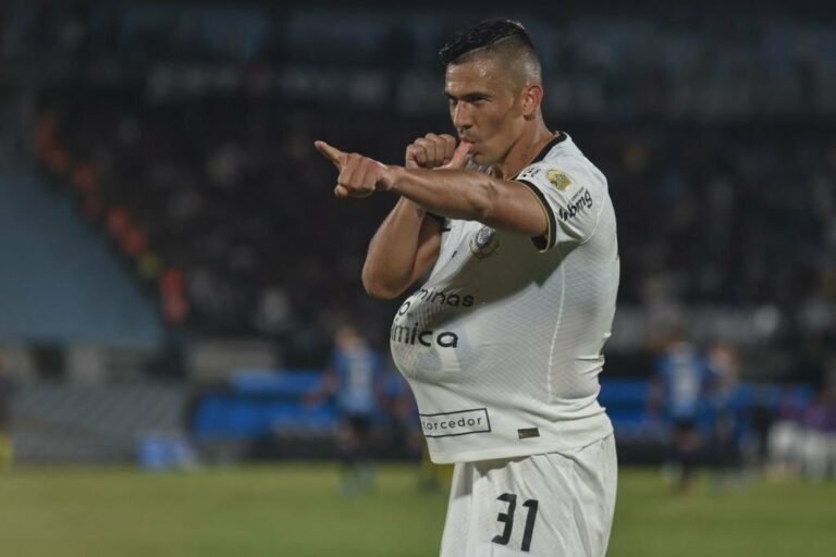 Vasco demonstra interesse na contratação de Balbuena, que está emprestado ao Corinthians, diz jornalista