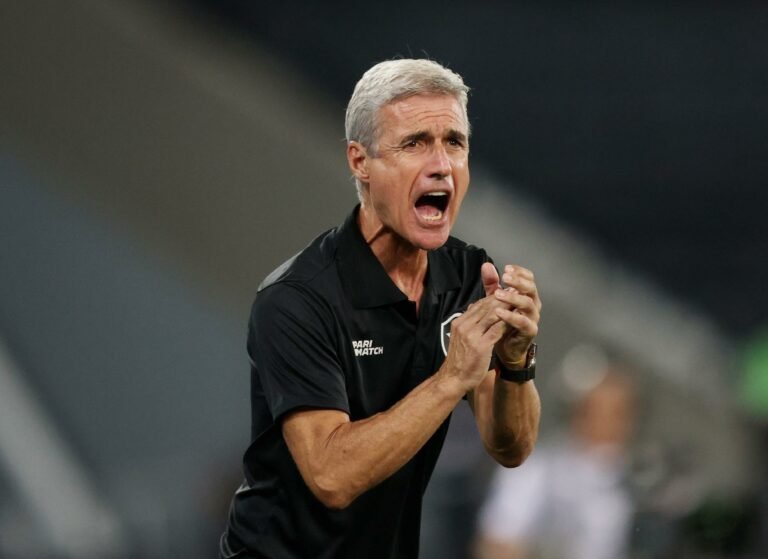 Agente de Luís Castro garante que treinador está feliz no Botafogo, mas deixa futuro em aberto