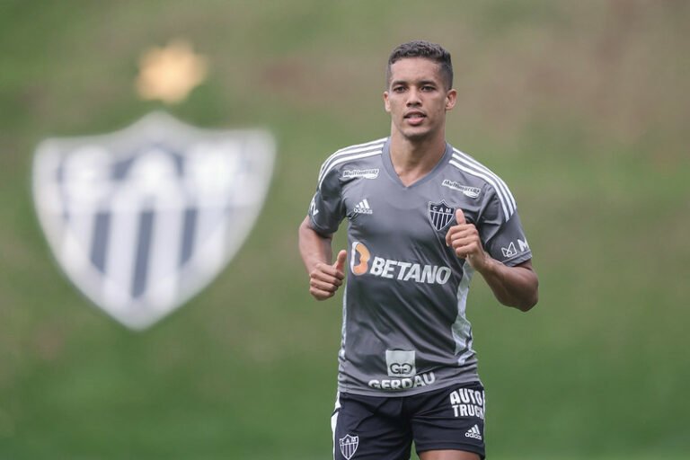 Rodrigo Caetano revela os motivos para renovar com Pedrinho no Atlético-MG