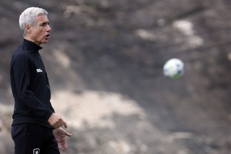 Luís Castro relembra crise do Botafogo no Campeonato Carioca e critica imprensa: “Sabe o que vende”