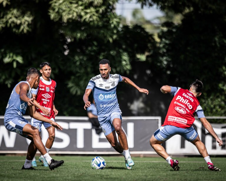 Claudiomiro mantém o time do último jogo, mas pode mudar o posicionamento em campo.