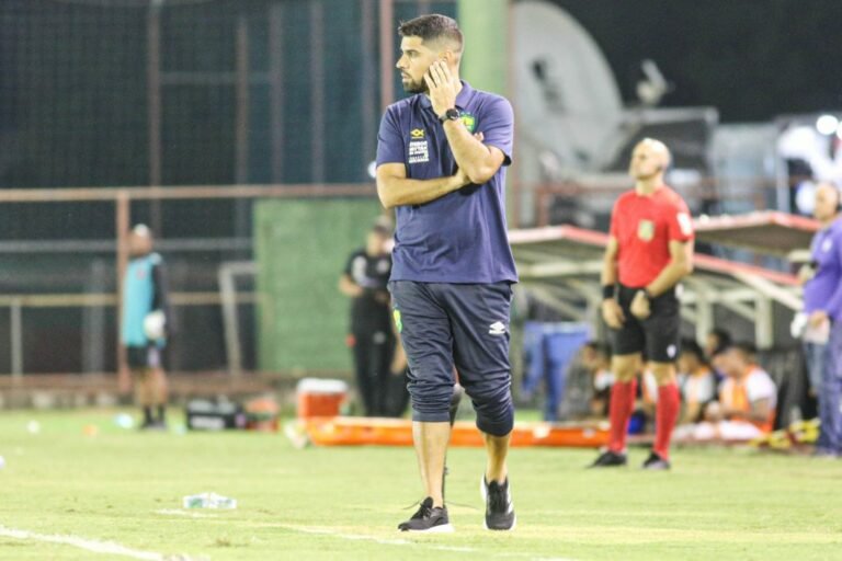 Em súmula, árbitro relata expulsão de treinador em Vasco x Cuiabá: ‘seu careca’