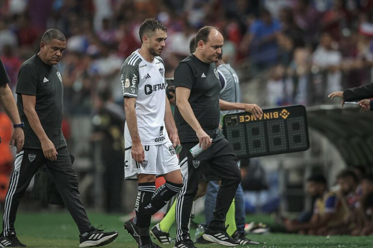 Atlético-MG confirma lesões de Bruno Fuchs e Hyoran