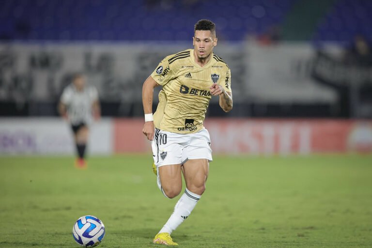 Paulinho fala sobre parceria com Hulk e comenta mudanças em estilo com Felipão