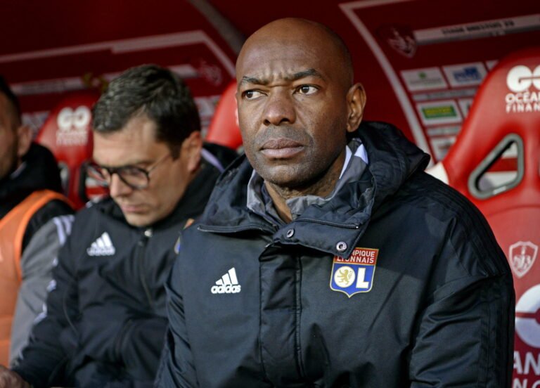 Claudio Caçapa, do Lyon, será técnico interino do Botafogo até chegada de novo treinador