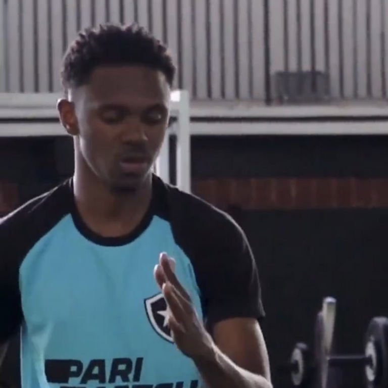 De férias, Jeffinho mantém forma física no CT do Botafogo