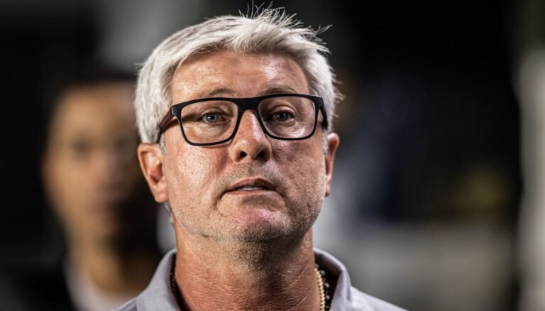 Odair Hellmann ganha força para assumir comando do Vasco