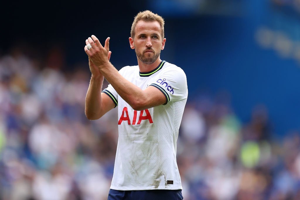 Harry Kane recusa oferta do Bayern de Munique e aguarda proposta do Manchester United, afirma jornal