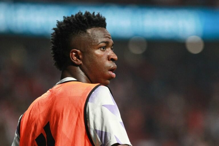 Atlético de Madrid suspende três sócios por “suposto crime de ódio” a Vinícius Júnior