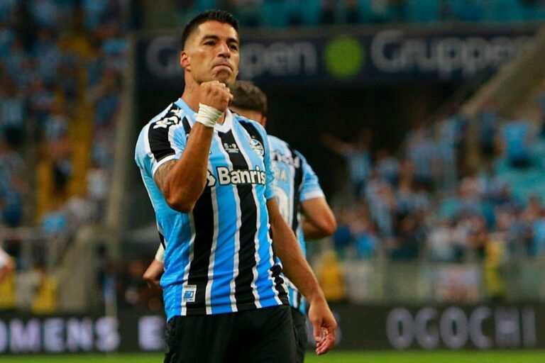 Suárez desiste de ir a Barcelona e tratará problema do joelho no Grêmio