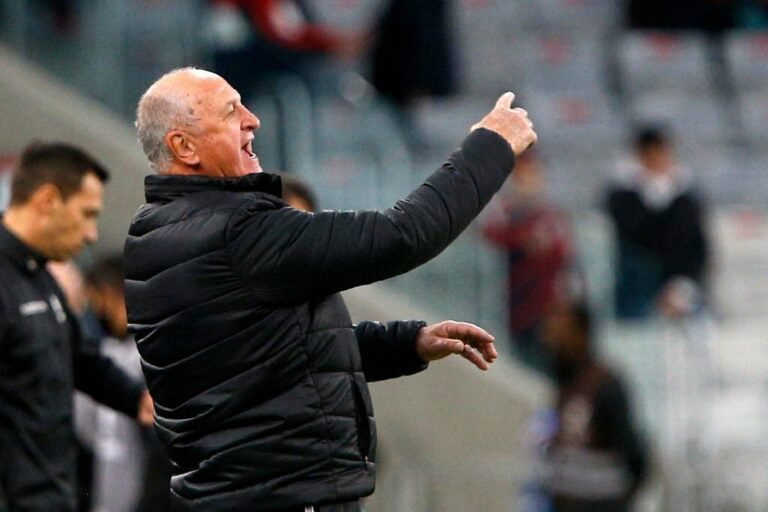 Felipão analisa elenco do Atlético-MG e já pensa em melhorias para a temporada