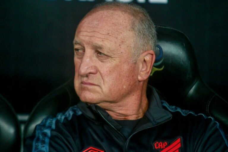 Felipão deve se juntar ao elenco do Atlético antes de duelo contra o Fluminense e já tem data para estreia