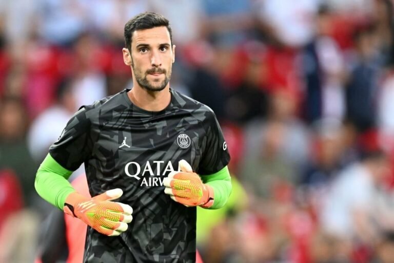 Sergio Rico, goleiro do PSG, sai do coma