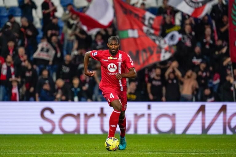 Corinthians faz consulta por zagueiro Marlon, ex-Barcelona