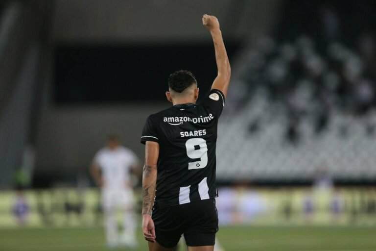 Tiquinho Soares treina normalmente, mas ainda é dúvida no Botafogo contra o Fortaleza