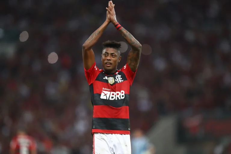 Flamengo mantém parada negociação para renovar com Bruno Henrique